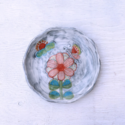 ピンクの花と蝶の色絵菊皿 1枚目の画像