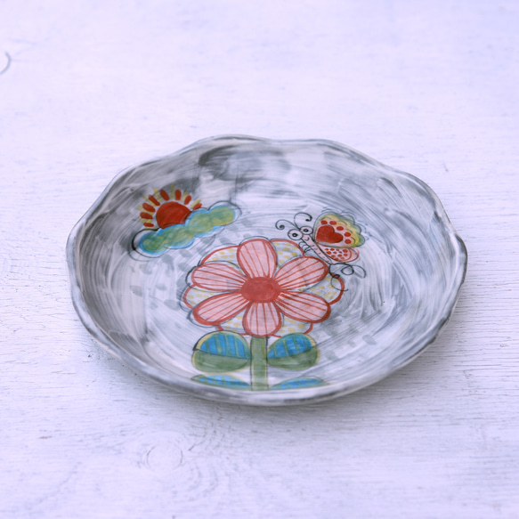 ピンクの花と蝶の色絵菊皿 2枚目の画像
