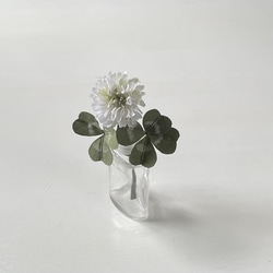 【再販】布花シロツメクサに四つ葉のクローバーを添えたコサージュ 10枚目の画像