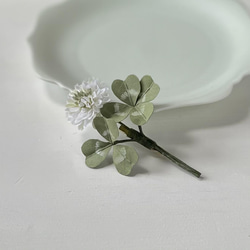 【再販】布花シロツメクサに四つ葉のクローバーを添えたコサージュ 5枚目の画像