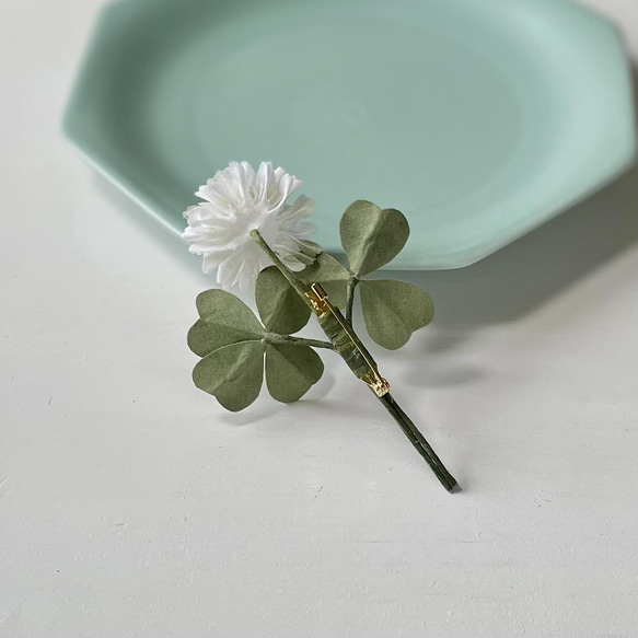 【再販】布花シロツメクサに四つ葉のクローバーを添えたコサージュ 9枚目の画像