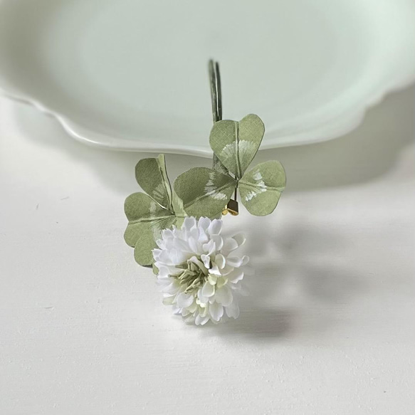 【再販】布花シロツメクサに四つ葉のクローバーを添えたコサージュ 4枚目の画像