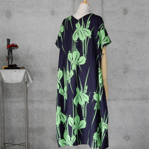 着物リメイク　浴衣の夏ワンピース/Aライン  注染  フリーサイズ　菖蒲の花 5枚目の画像
