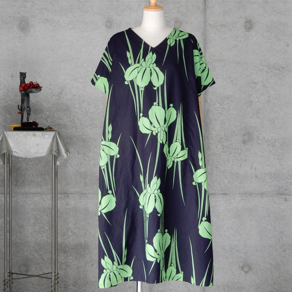 着物リメイク　浴衣の夏ワンピース/Aライン  注染  フリーサイズ　菖蒲の花 3枚目の画像