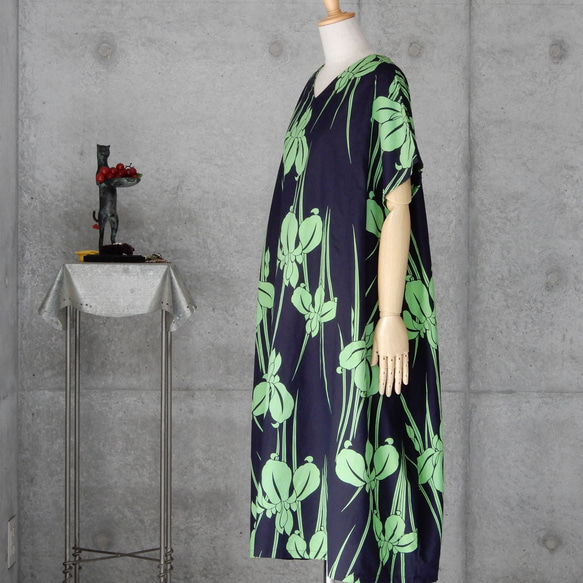 着物リメイク　浴衣の夏ワンピース/Aライン  注染  フリーサイズ　菖蒲の花 4枚目の画像