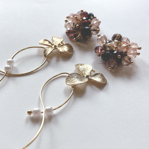 84 キドニーフック✖︎ブラックビーズとお花やビーズじゃら ピアス