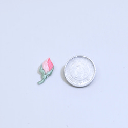 薔薇つぼみ刺しゅうの小さいワッペン（ピンク）アイロン接着6枚セット 2枚目の画像