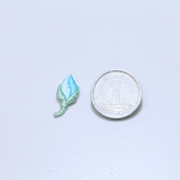 薔薇つぼみ刺しゅうの小さいワッペン（水色）アイロン接着6枚セット　 2枚目の画像