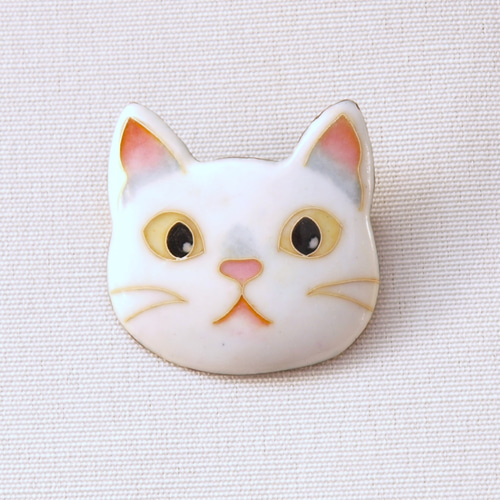 七宝焼き・猫のお顔ブローチ（大）☆白猫 ① ブローチ tora 通販