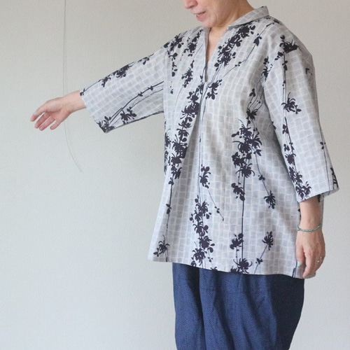 着物リメイク 格子に花模様浴衣丸襟前タックブラウス ブラウス