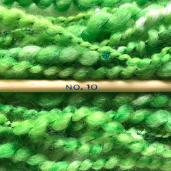 手紡ぎ毛糸　アートヤーン　ビーズ入りグリーン　30ｇA-2 3枚目の画像