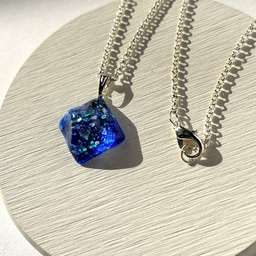 深いブルーの暗闇で光るネックレス☆再販×4 / レジン / 蓄光 / 水面 