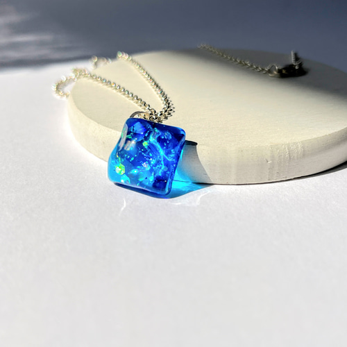 ブルーの暗闇で光るネックレス☆再販 / レジン / 蓄光 ネックレス