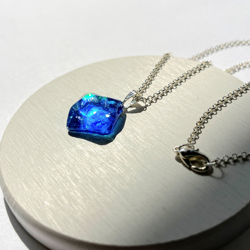 ブルーの暗闇で光るネックレス☆再販 / レジン / 蓄光 ネックレス