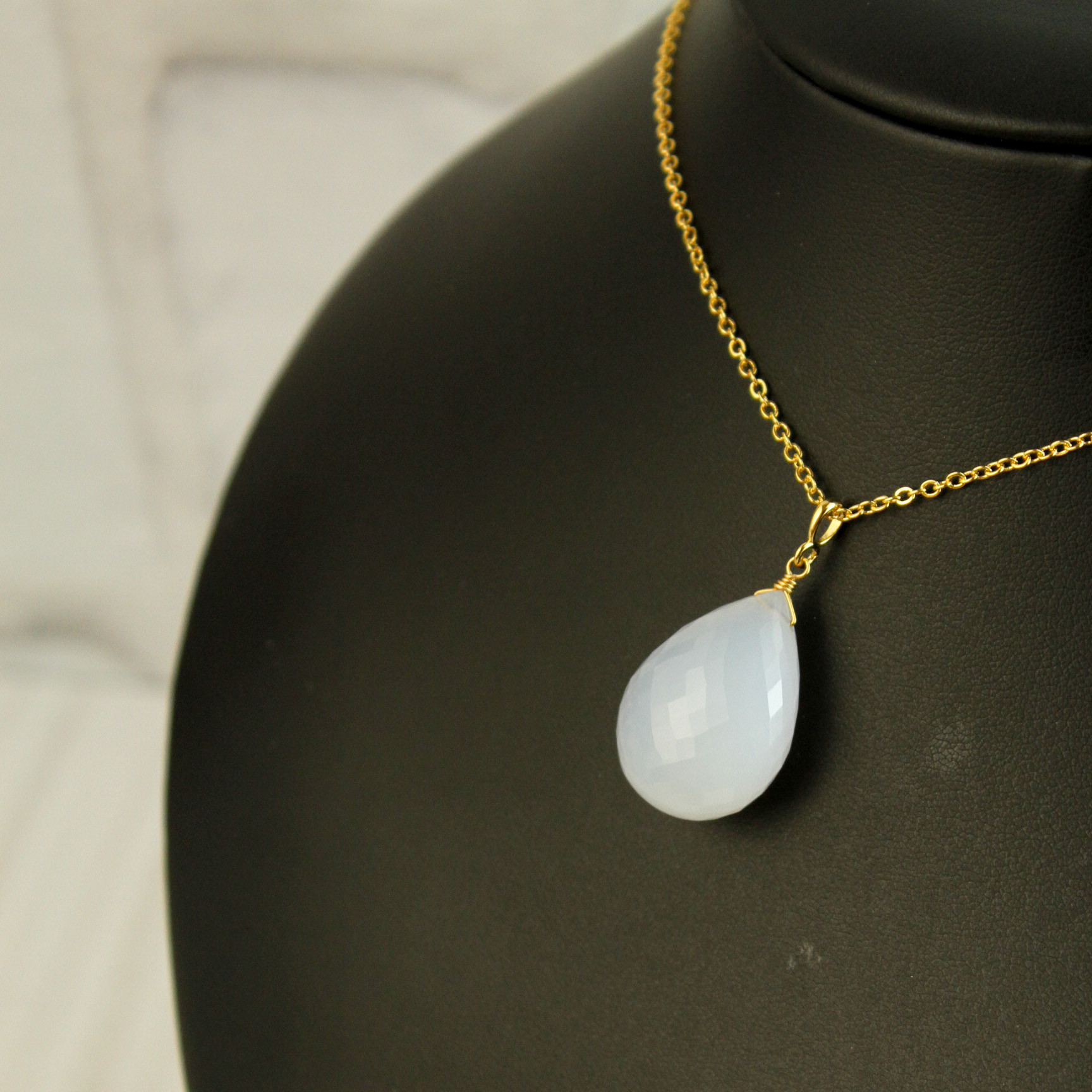 【Noel】希少色ティールブルー翡翠の大粒枠留めネックレストップ Noel様専用】希少色ティールブルー翡翠の大粒枠留めネックレストップ