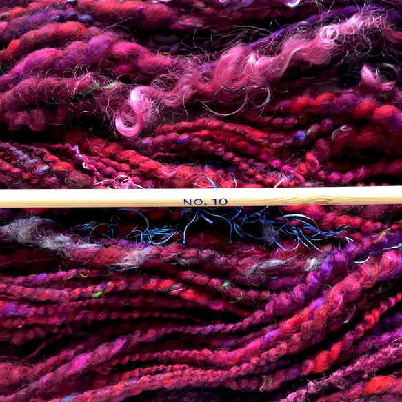 手紡ぎ毛糸〜 アートヤーン　赤と紫　50g　A-10 3枚目の画像