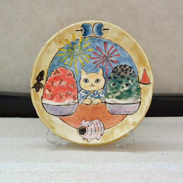 夏休みの絵皿　猫とかき氷　花火　陶器の絵付 カラフルなお皿　ネコねこ お皿たてつき 3枚目の画像