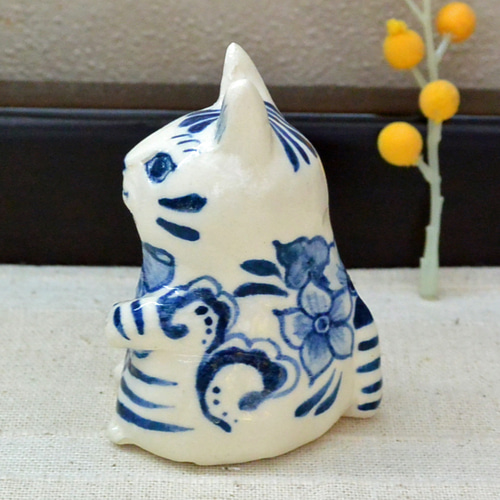 花柄の陶器製招き猫 作家作品 招き猫 陶器の絵付 左手あげ ブルーの植物柄 まねきねこ ネコ