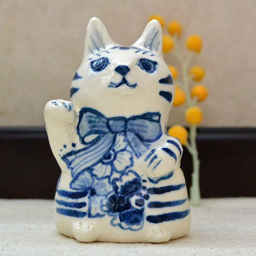 白とブルーの招き猫 猫の置き物（右手上げ）植物 お花 ねこ