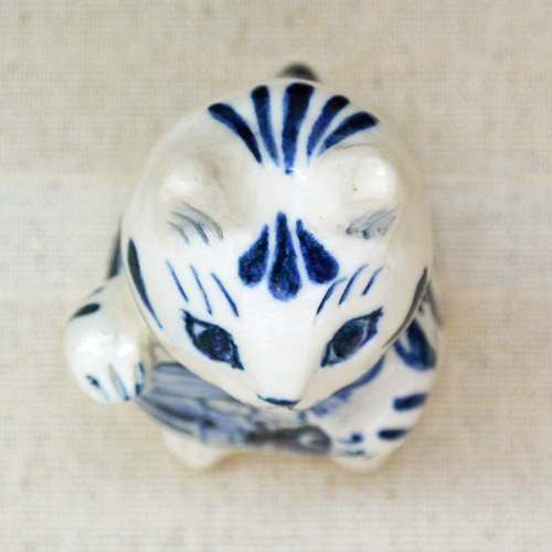 【美品】ネコ　白猫　招き猫　陶器　置物　インテリア　工芸品　美術品　A1048 招き猫 オーブン陶芸 白猫 立ち姿・中腰スタイル ネコ・ねこ