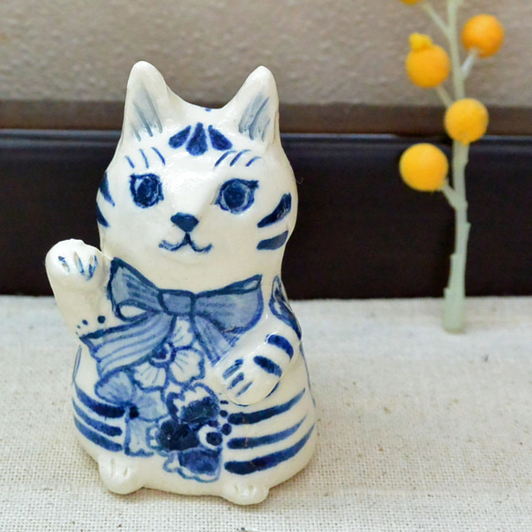 白とブルーの招き猫 猫の置き物（右手上げ）植物 お花 ねこ