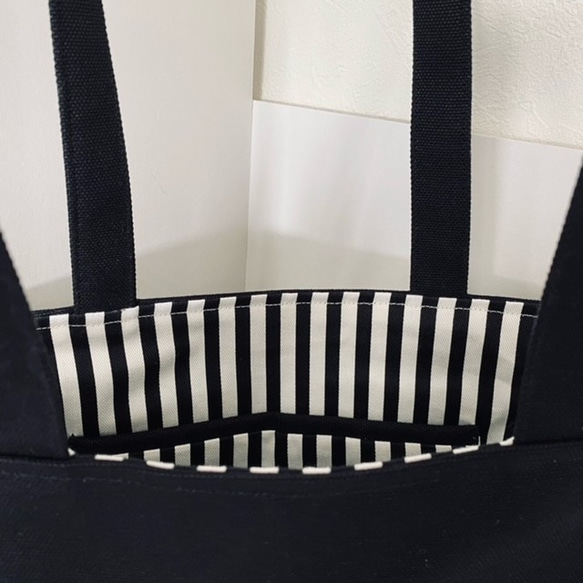 大きなA４縦型選べるイニシャル刺繍の帆布のトートバッグ　ホックとポケット付き ブラック　 ネイビー 6枚目の画像