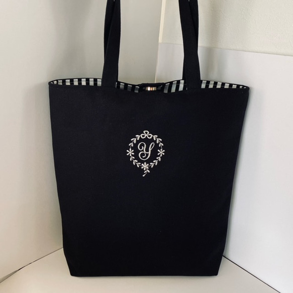 大きなA4縦型選べるイニシャル刺繍の帆布のトートバッグ ホックと