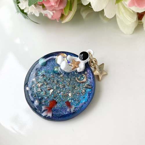 宇宙に連れてって☆金魚さんと宇宙飛行士の旅 幻想的なレジンブローチ