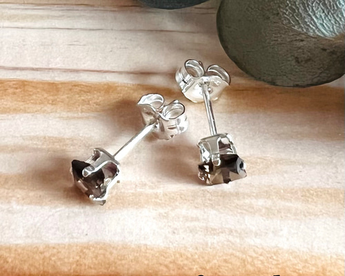 天然石》ファセットカット〔スクエア〕ピアス 【スモーキークォーツ4mm