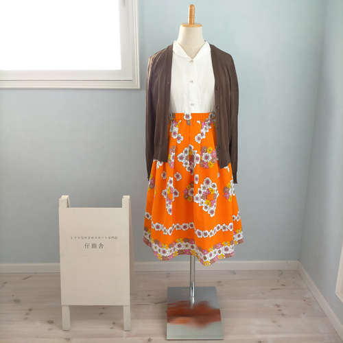 受注製作】ドイツヴィンテージ生地 鮮やかオレンジ×花柄のレトロ