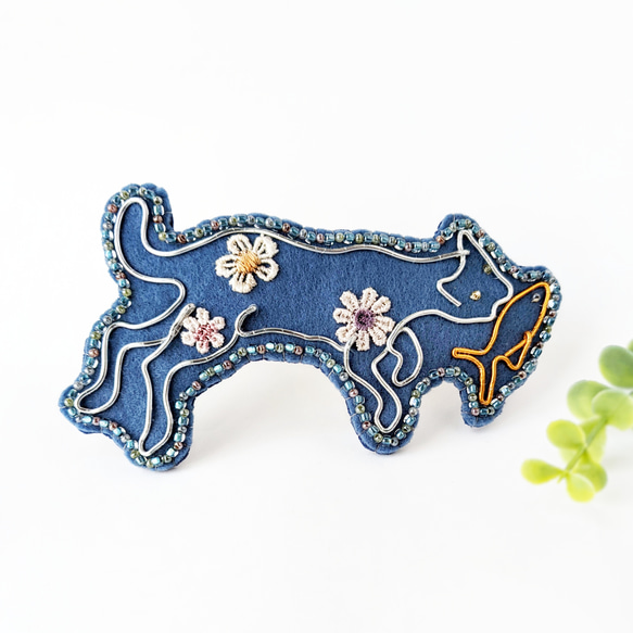 ねこバレッタ ヘアクリップ 一点物  刺繍  ビーズ ワイヤー 和風 シンプル ビーズ刺繍  泥棒猫 ヘアアクセサリー 1枚目の画像