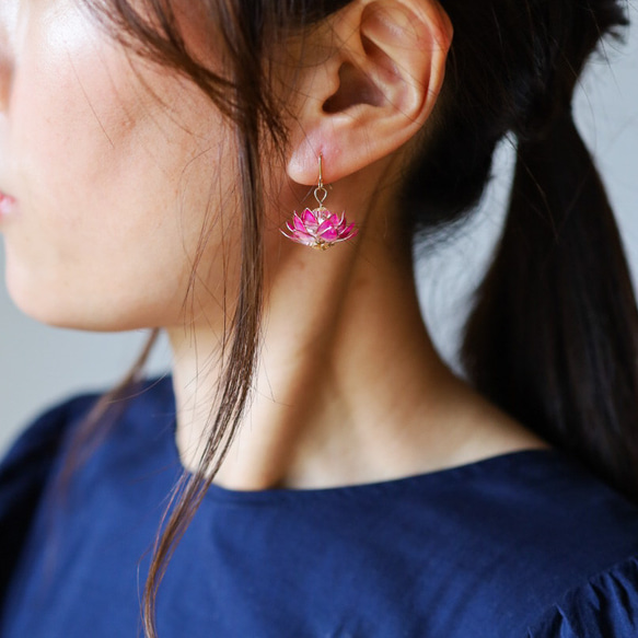 蓮花耳環/無耳洞耳環【七月誕生月花】 第5張的照片