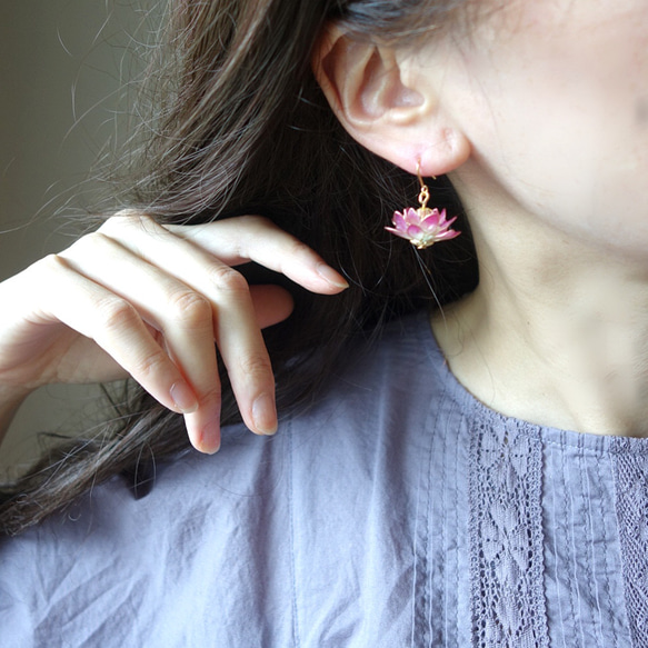 蓮花耳環/無耳洞耳環【七月誕生月花】 第6張的照片