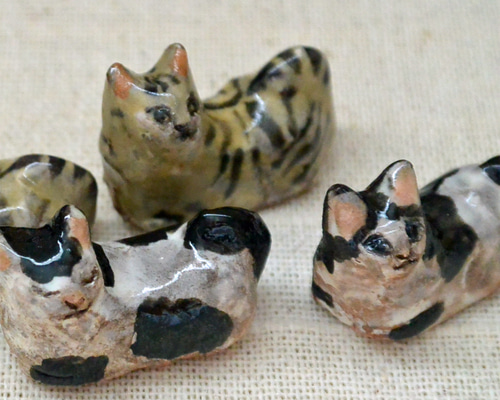 ネコちゃんズ 猫の小さい置物 香箱座り 4個セット 白黒とトラ