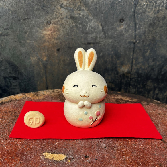 【受注制作】干支　ちっちゃい卯　と赤布　Ａ-274　陶製　/Rabbit/兔子 1枚目の画像