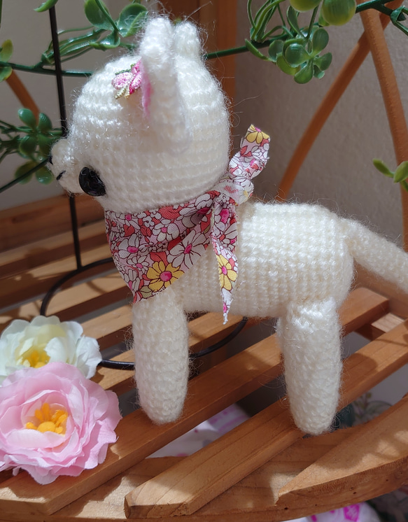 ランさま専用、特大白チワワの編みぐるみ（花かざり） 3枚目の画像