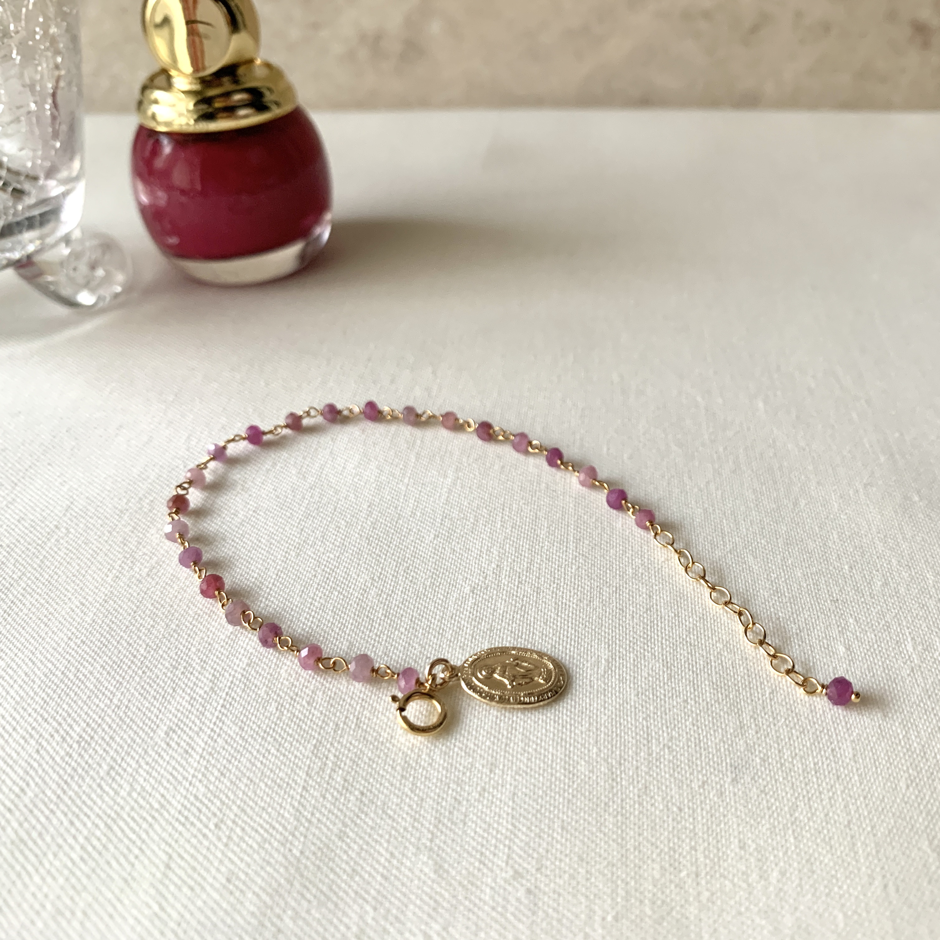 7月誕生石 ルビーと14kgfメダイチャームのブレスレット