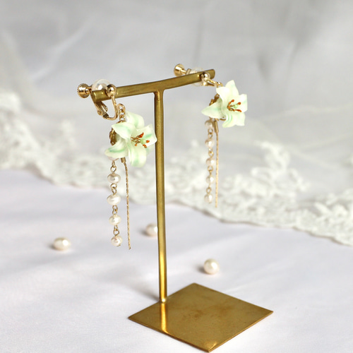 カサブランカと淡水パール揺れるピアス/イヤリング ピアス（フック