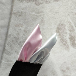 メンズポケットチーフ　ライトピンクとライトグレーつぼみの2枚重ね 3枚目の画像