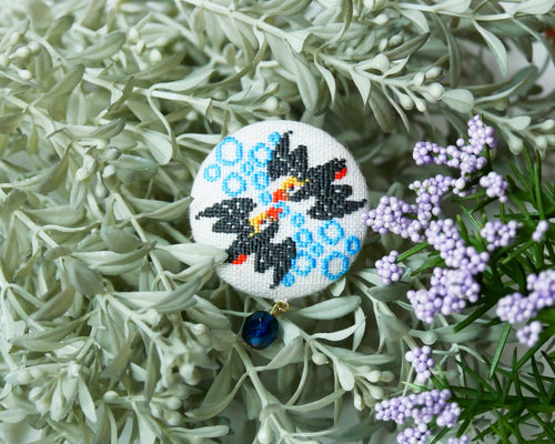 くるみボタン 鳥刺繍 ブローチ or ヘアゴム 5ee8849d9350ebed4514bcf493770e