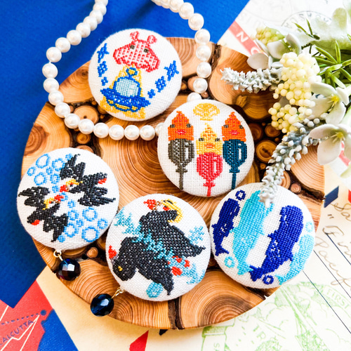 くるみボタン　鳥刺繍　ブローチ 刺繍 セキセイインコ ブローチ くるみボタン 鳥 ブローチ orion