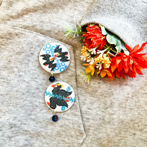 くるみボタン 鳥刺繍 ブローチ or ヘアゴム エトピリカ 海鳥 animals刺繍くるみボタンブローチ/ヘアゴム