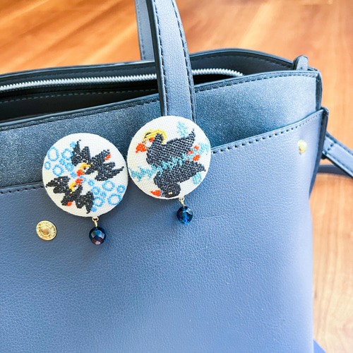 くるみボタン 鳥刺繍 ブローチ or ヘアゴム エトピリカ 海鳥 animals刺繍くるみボタンブローチ/ヘアゴム