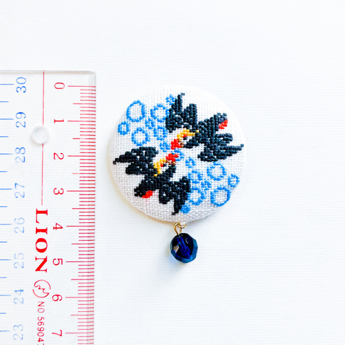 くるみボタン 鳥刺繍 ブローチ or ヘアゴム 5ee8849d9350ebed4514bcf493770e