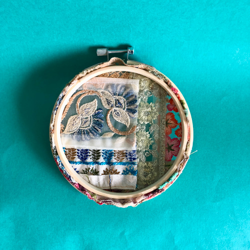 インド刺繍リボン 刺繍枠の壁飾り ポッケ付きでペンやメモもはさめる