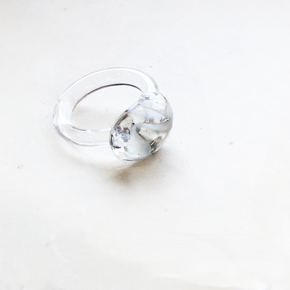 透き通る さざれ石・スモーキーグレー×オフホワイト　オールガラス製のガラスリング　金属アレルギー対応：ガラスの指輪 3枚目の画像