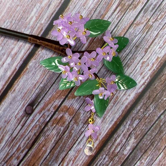紫陽花のかんざし 木製の一本簪 梅雨チャーム付き 1枚目の画像