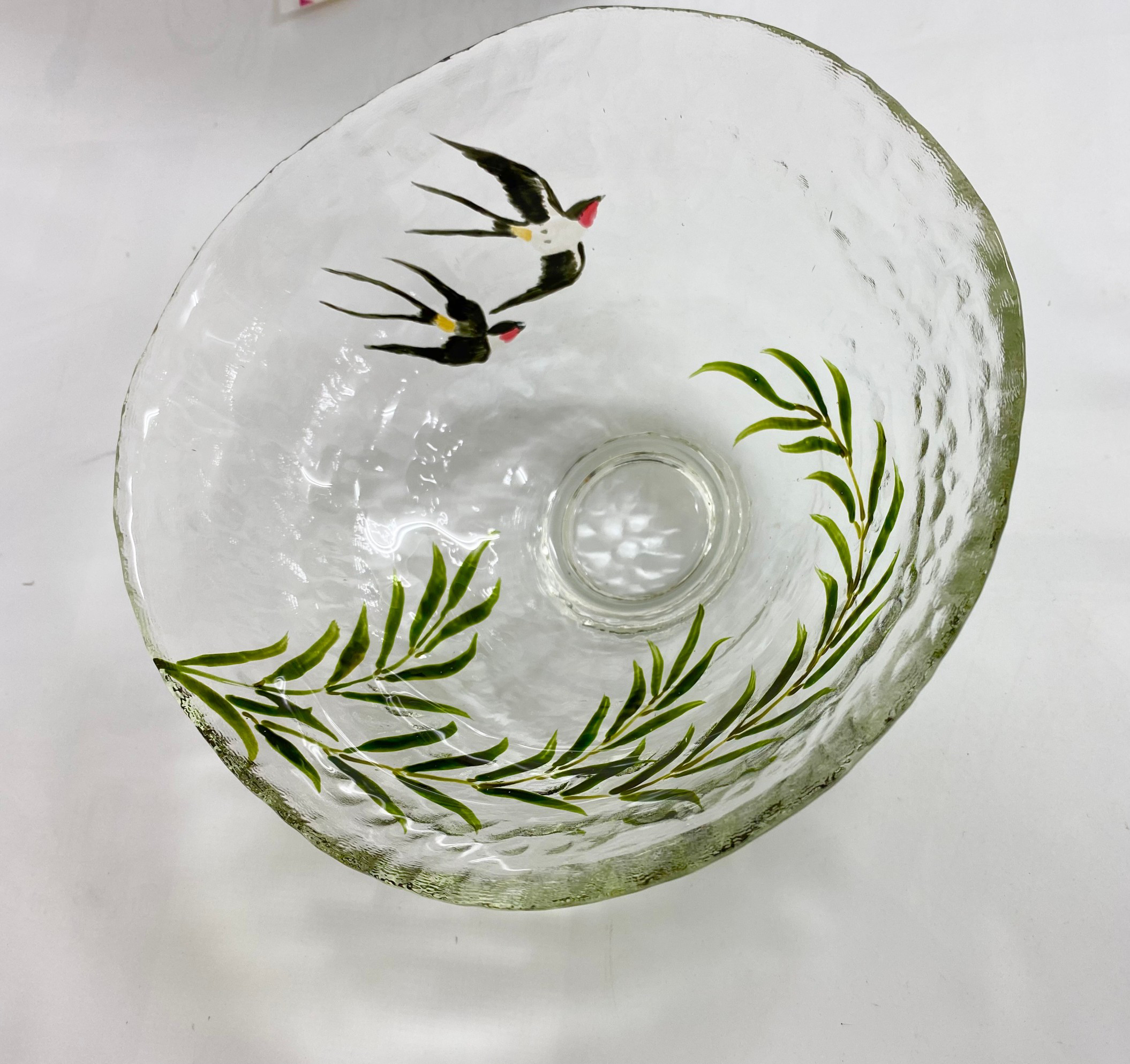 ガラスの抹茶碗 花と蝶の模様 木箱付き ガラスの抹茶碗 花と蝶の模様 木箱付き ガラスの抹茶碗