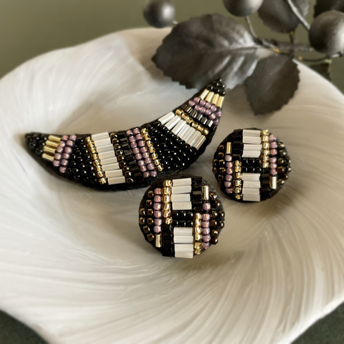 送料無料】大人のビーズ刺繍ピアス＆ブローチセット ピアス（スタッド
