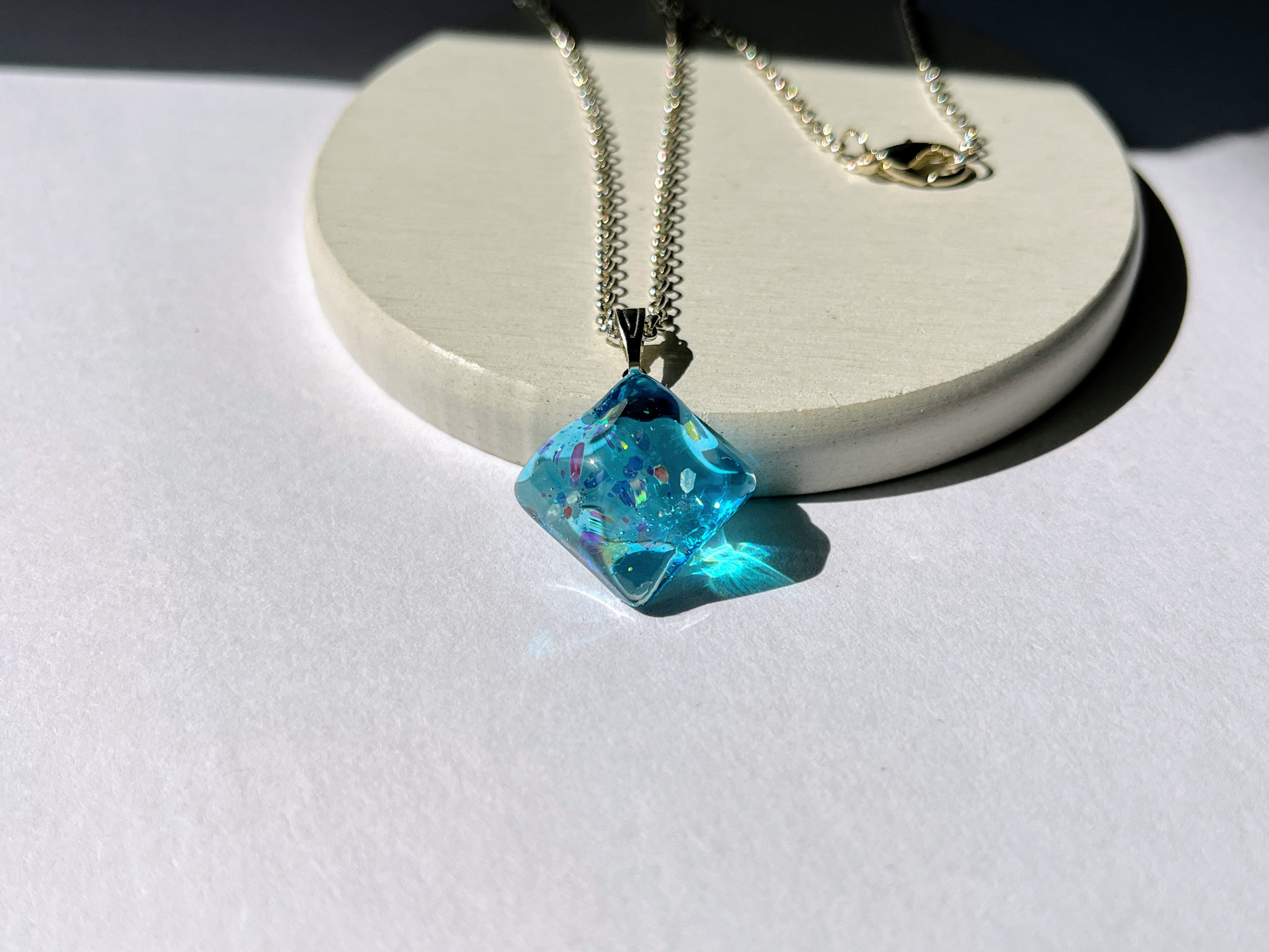 1043Lanuali Design天然石×カラーレジンネックレス
